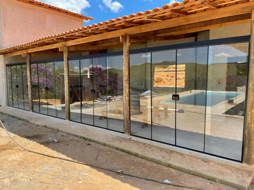 Fechamento de varanda em vidro e alumínio executado pela Quality Glass